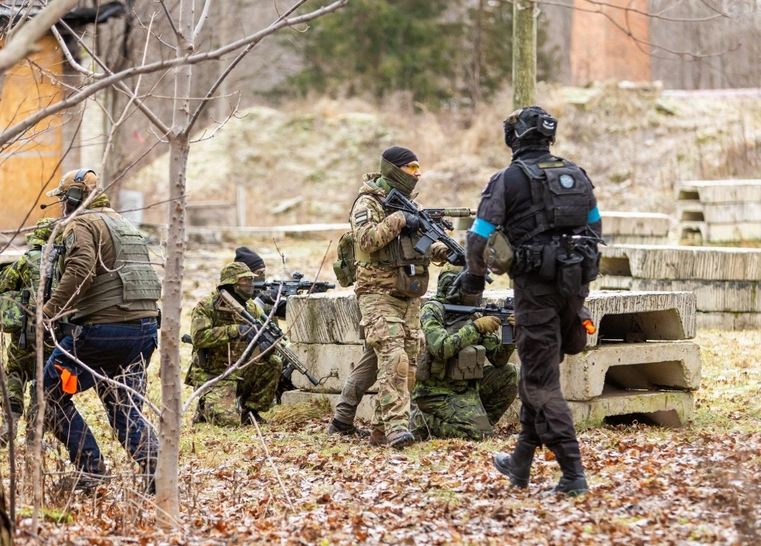 Airsoft mängijad taktikalises formatsioonis